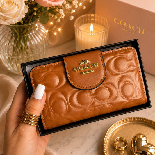 Billetera de Mano Coach Café  con Diseño Elegante